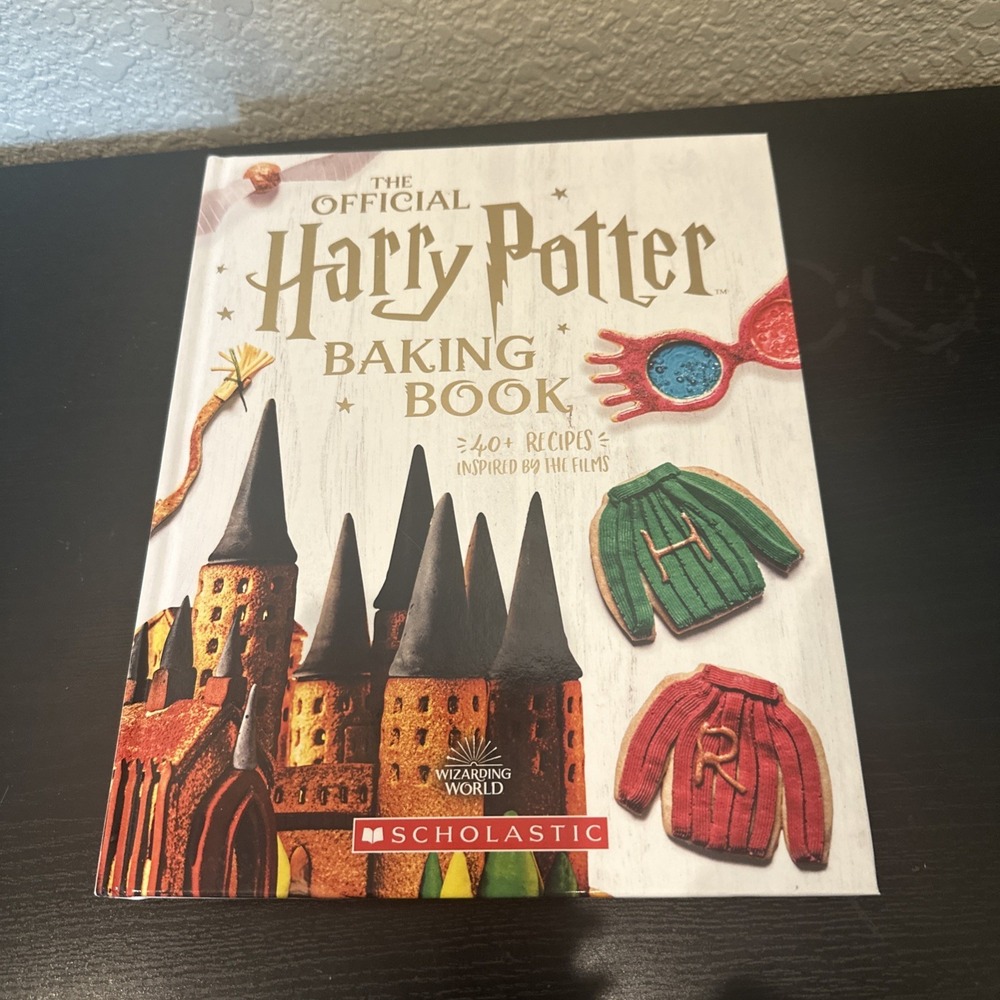 Official Harry Potter Baking Book (40+ Recipes Inspired by the Films) by Joanna - Picture 2 of 4